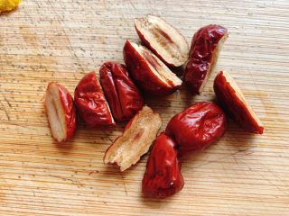 2、红枣南瓜粥,红枣洗净对半切开。