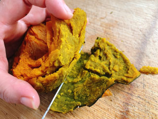 3、红枣南瓜粥,南瓜提前蒸熟，去皮。