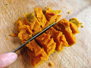 4、红枣南瓜粥,切成块状。