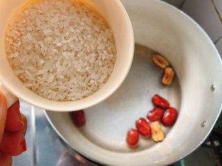 5、红枣南瓜粥,锅中加入红枣，加入洗净的大米。