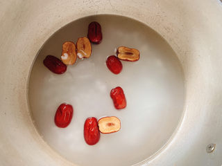 6、红枣南瓜粥,小火慢煮至沸腾后，继续煮半小时。