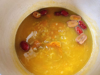 7、红枣南瓜粥,加入南瓜块，煮到米粒开花，大概30分钟左右