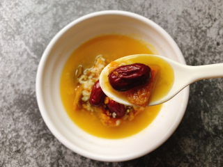 10、红枣南瓜粥,凉食也可，可加蜂蜜调和。