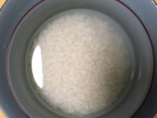 1、杂粥,大米清洗干净后浸泡5分钟备用