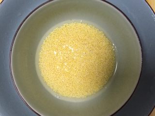 2、杂粥,小米清洗干净浸泡5分钟备用