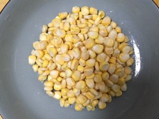 3、杂粥,新鲜玉米粒清洗干净沥水备用