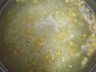 4、杂粥,加水放玉米粒后开火，烧开后放入大米、小米