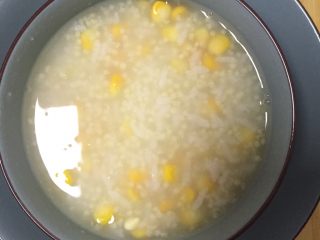 5、杂粥,近熬（25～30分钟）好关火前放入适量冰糖，关火化开后出锅
