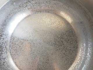 2、美玲粥,锅内倒入适量水，大火烧开