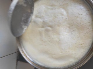 3、美玲粥,生豆面用凉水搅拌开放入烧开水的锅内再次煮开