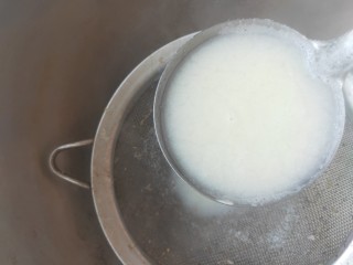 4、美玲粥,煮好的豆浆过滤一遍，把豆渣过滤出来