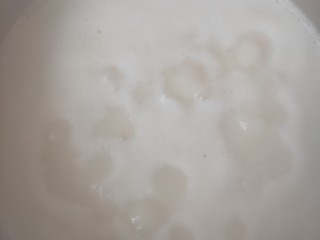 6、美玲粥,浸泡好的大米倒掉水，清洗干净，分别和煮好的豆浆山药倒入电饭煲内，选择精煮键，煮30分钟后保温焖一会即可