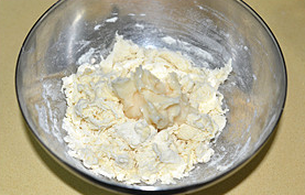 1、栗子酥,先将油皮材料中的中粉加糖加水拌成絮状后加入猪油。