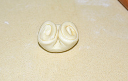 11、栗子酥,卷好的圆团从四角向里收拢，如图。