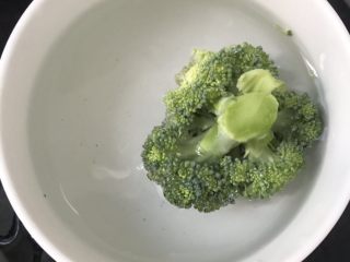 1、宝宝鸡肉粥,西兰花用盐水泡10分钟