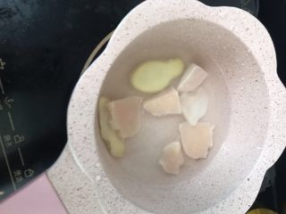 3、宝宝鸡肉粥,鸡肉切块，加姜焯水