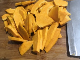 2、南瓜糯米夹心饼,把去皮的南瓜，洗干净切薄片