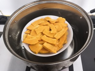 4、南瓜糯米夹心饼,把装南瓜的盘子，放入蒸锅