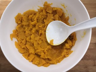 6、南瓜糯米夹心饼,时间到，取出，趁热用勺子碾碎