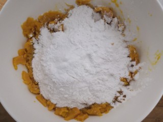 7、南瓜糯米夹心饼,碾碎后，把糯米粉倒入