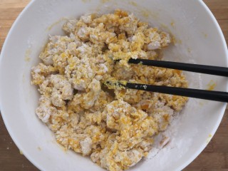 8、南瓜糯米夹心饼,用筷子，先搅拌成絮状