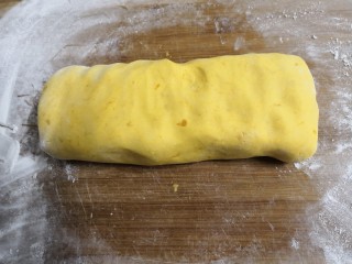 10、南瓜糯米夹心饼,案板上，洒些干糯米粉，把粉团，整形成长条