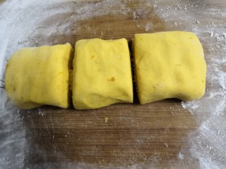 11、南瓜糯米夹心饼,分成三个相等的粉坯