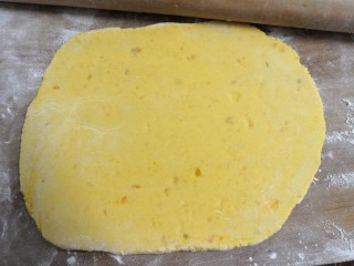 12、南瓜糯米夹心饼,把三个粉坯，用擀面杖滚开，成薄片