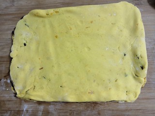 16、南瓜糯米夹心饼,把最后一块，南瓜糯米薄皮，盖上