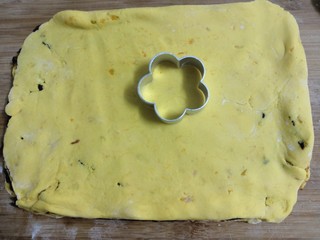 17、南瓜糯米夹心饼,取一个花型模具，把南瓜糯米夹心坯，按压成花朵状