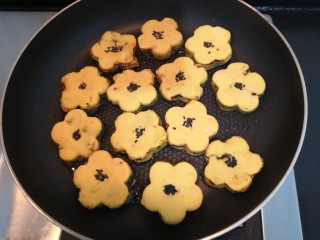 20、南瓜糯米夹心饼,把南瓜糯米夹心饼坯，放入，小火煎