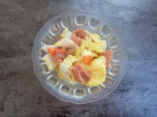 5、快手早餐馄饨皮妙用～酥香肉饼,里脊肉、娃娃菜、胡萝卜切好备用