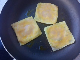 19、快手早餐馄饨皮妙用～酥香肉饼,用小火慢慢煎，煎到两面金黄