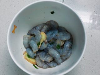 1、蔬菜虾仁粥,虾仁处理干净，加所有调味料腌制1小时入味