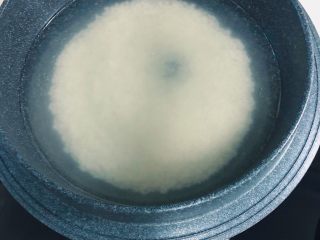 2、蔬菜虾仁粥,米提前1小时泡好，加适量清水，大火7分钟后转小火30分钟，中间不要加水