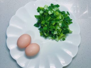 3、蔬菜虾仁粥,青菜切碎备用