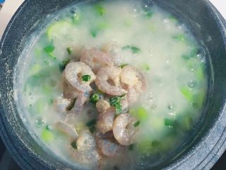 5、蔬菜虾仁粥,加入腌好的虾仁，小火焖煮10分钟