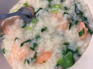 6、蔬菜虾仁粥,一款老少皆宜的蔬菜虾仁粥就做好啦，是不是特别简单，夏天来一碗，消热又解暑