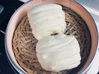 7、蔬菜虾仁粥,再蒸两个花卷，准备一些泡菜，煎两个鸡蛋，一份美味又营养的早餐就出炉啦