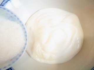 3、酸奶饼（酸奶+鸡蛋）,倒入白砂糖