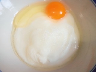 4、酸奶饼（酸奶+鸡蛋）,打入一颗鸡蛋