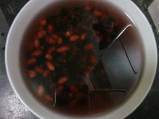 2、养生粥,将黑米:黑豆，薏米仁，红皮花生，百合，先泡半个钟头