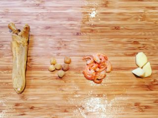 1、花胶瑶柱糯米粥,这是主要食材：花胶（需要泡发），瑶柱，虾仁，姜片准备好。