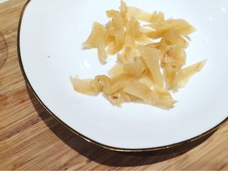 2、花胶瑶柱糯米粥,先把处理好花胶切片备用。Ps:花胶煮食之前需要泡发，去腥。