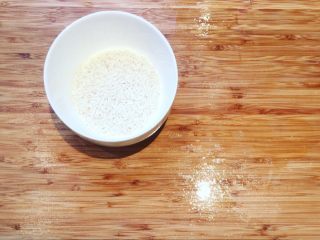 3、花胶瑶柱糯米粥,准备糯米2羹，大约20克。为什么选择糯米呢？因为糯米的营养比小米更高，是温补的食品。具有补气，健脾养胃，止虚汗的功效。总之，我推荐的都是好东西。