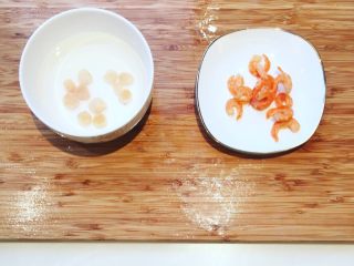 4、花胶瑶柱糯米粥,瑶柱泡发15分钟，虾仁洗净备用。