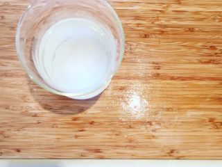 5、花胶瑶柱糯米粥,把糯米洗净放入炖盅。