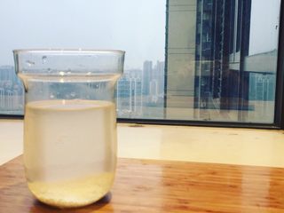 6、花胶瑶柱糯米粥,水量大概是这样，因为其他食材很丰富，所以糯米和水的比例可以低一些。