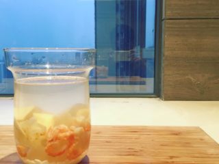 7、花胶瑶柱糯米粥,然后把处理好的食材全部倒入炖盅