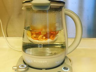 8、花胶瑶柱糯米粥,用隔水炖盅煲两个小时。Ps.选择隔水炖盅是因为能最大化的锁住食材的营养成分。